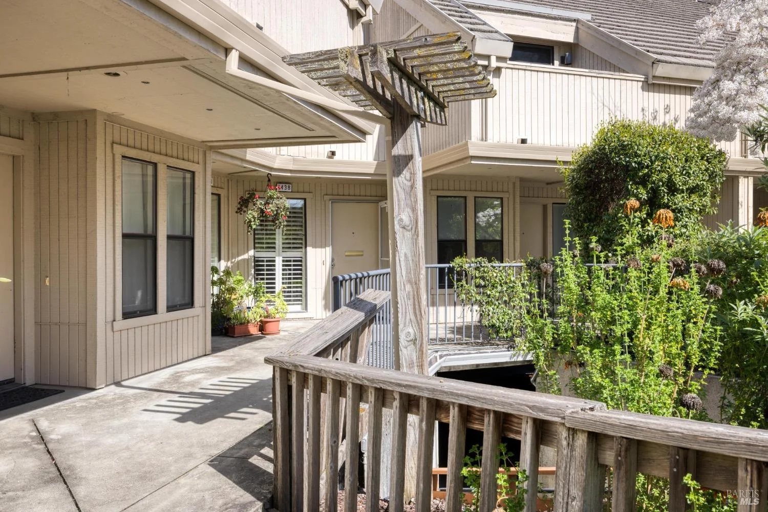 1438 Mission Boulevard, past listing photograph 8